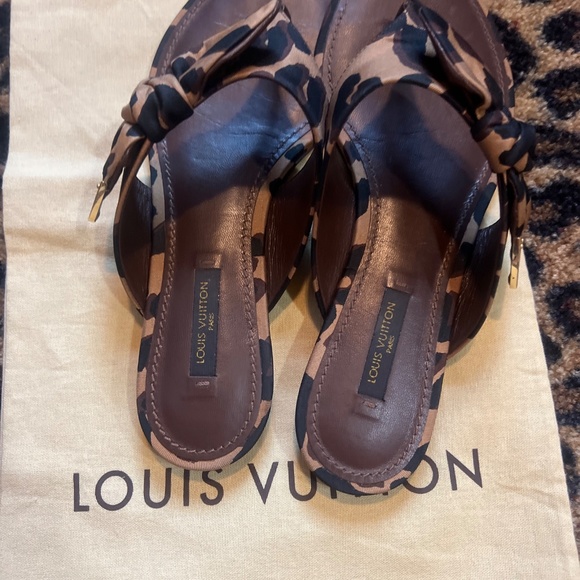 Louis Vuitton 37 flat sandal with animal print thong and bow - Picture 4 of 5